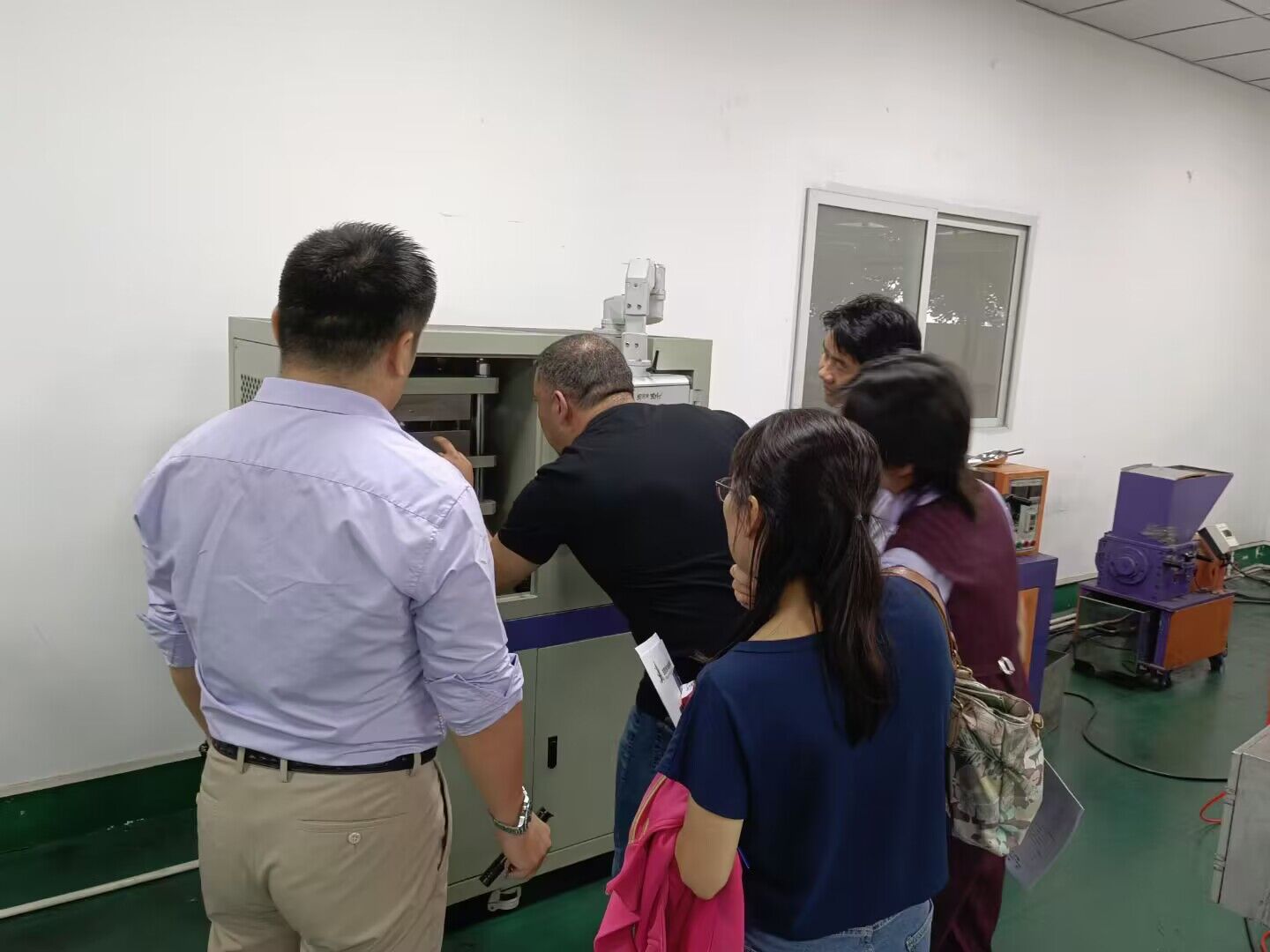 Jordanian clients visit the company for inspection and research on internal mixer equipment(图4)